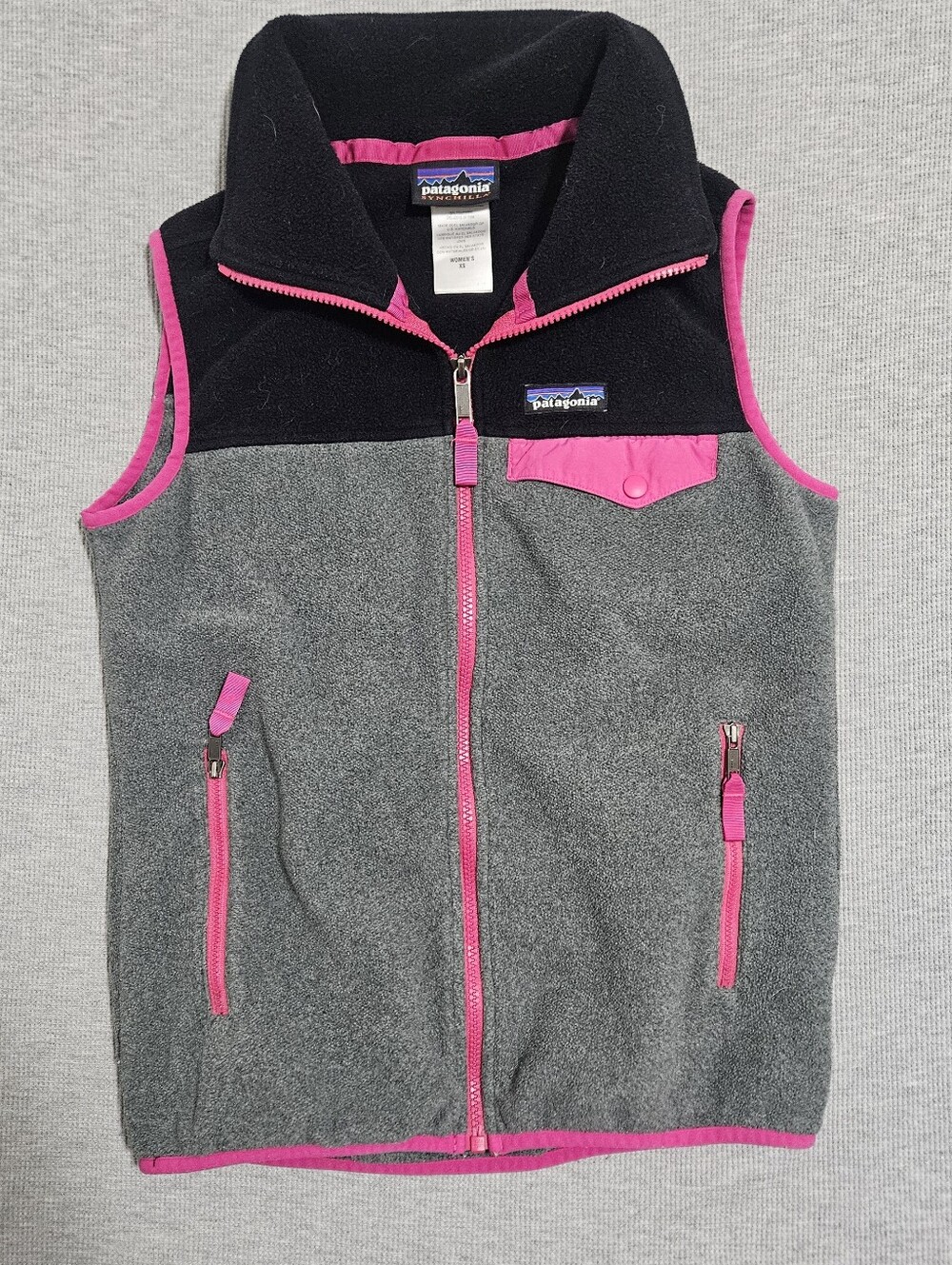 Patagonia Womens Sychilla Vest Gray & Black Fleece Vest with Pink Trim Xs